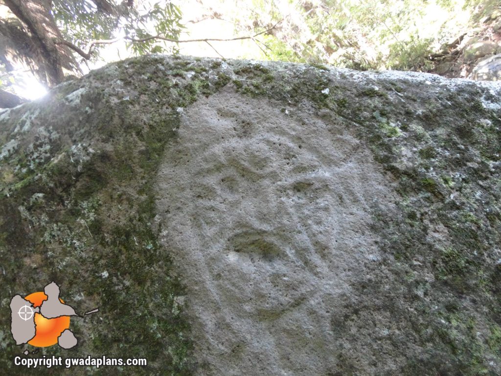 Pétroglyphes de Plessis - roche gravée