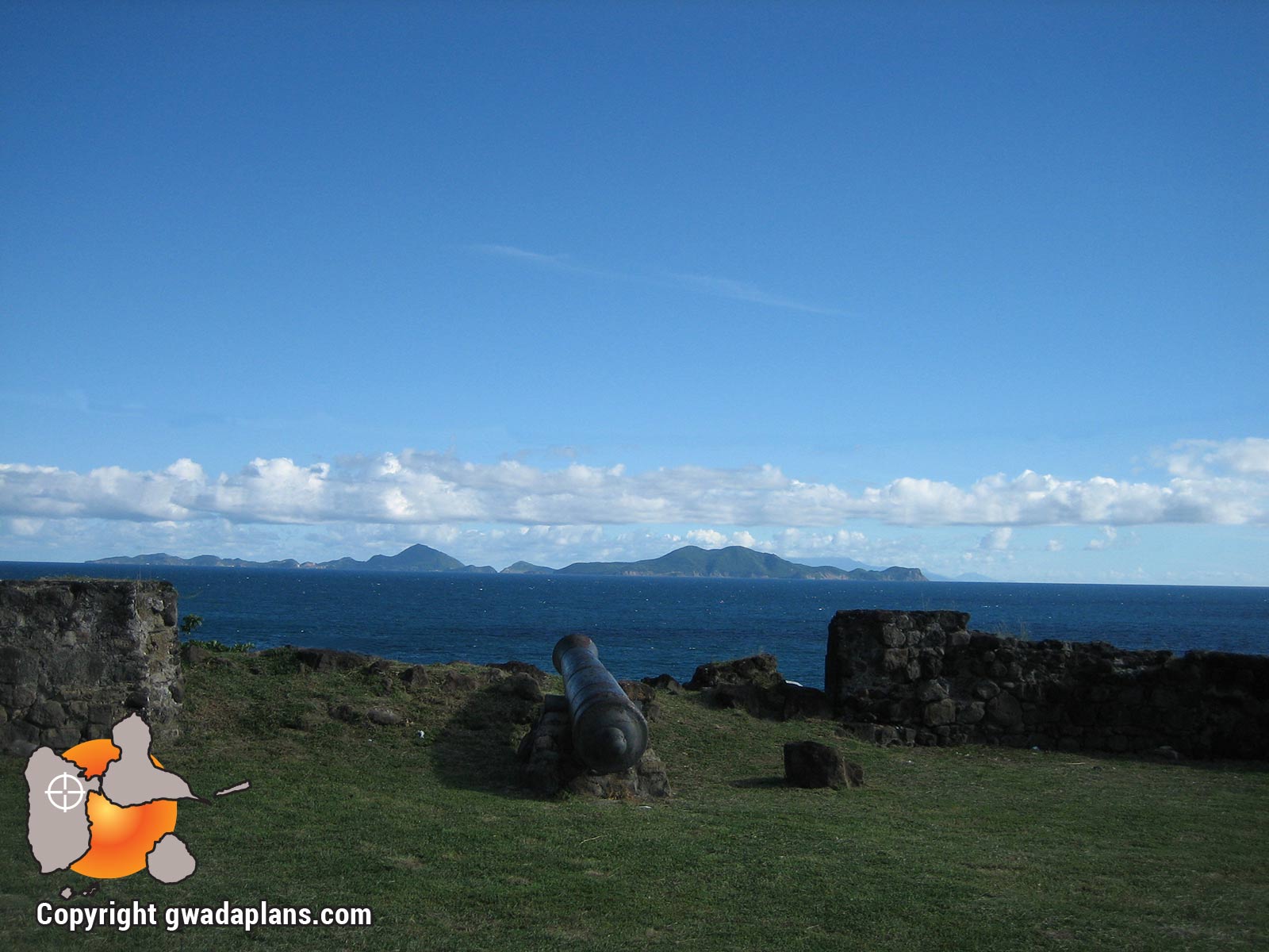 Vieux-Fort - canons sur la mer et Les Saintes