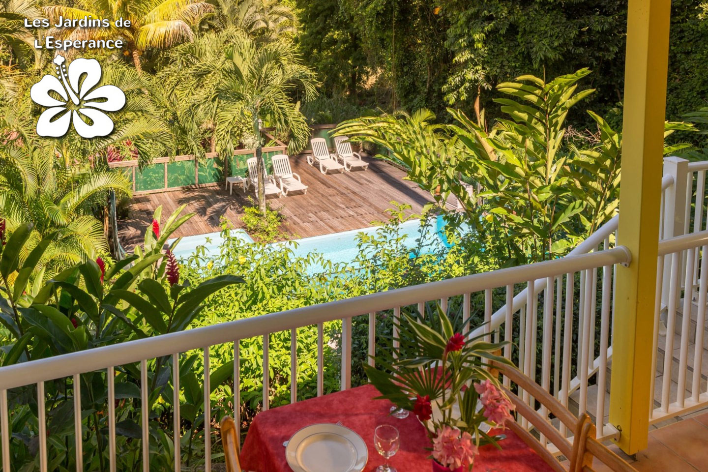 Les Jardins de l'Espérance, vue d'une terrasse d'un bungalow