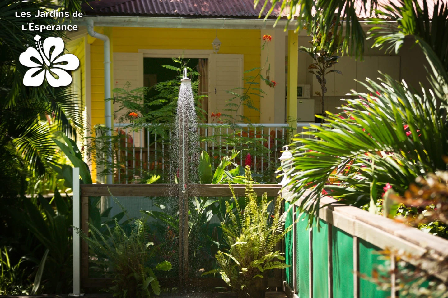 Les Jardins de l'Espérance, douche en pleine nature