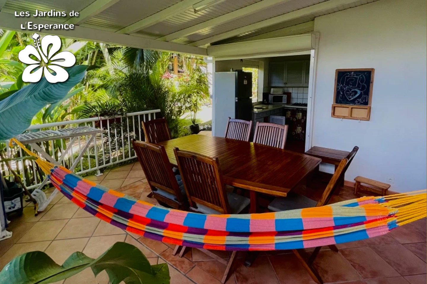 Les Jardins de l'Espérance, terrasse de bungalow avec son hamac