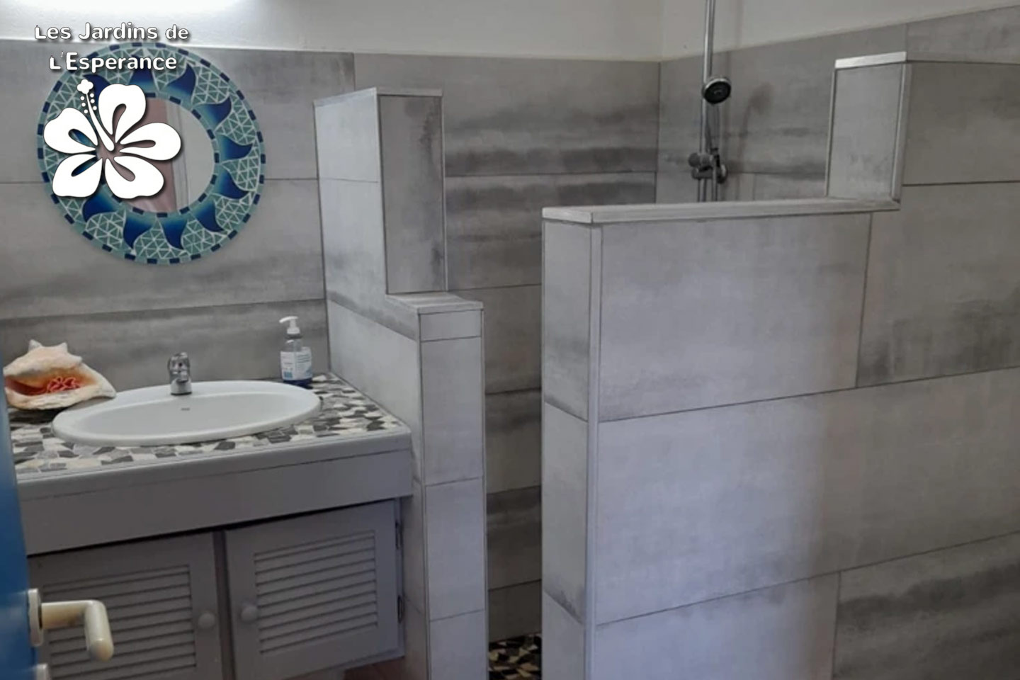 Les Jardins de l'Espérance, salle de bain complète