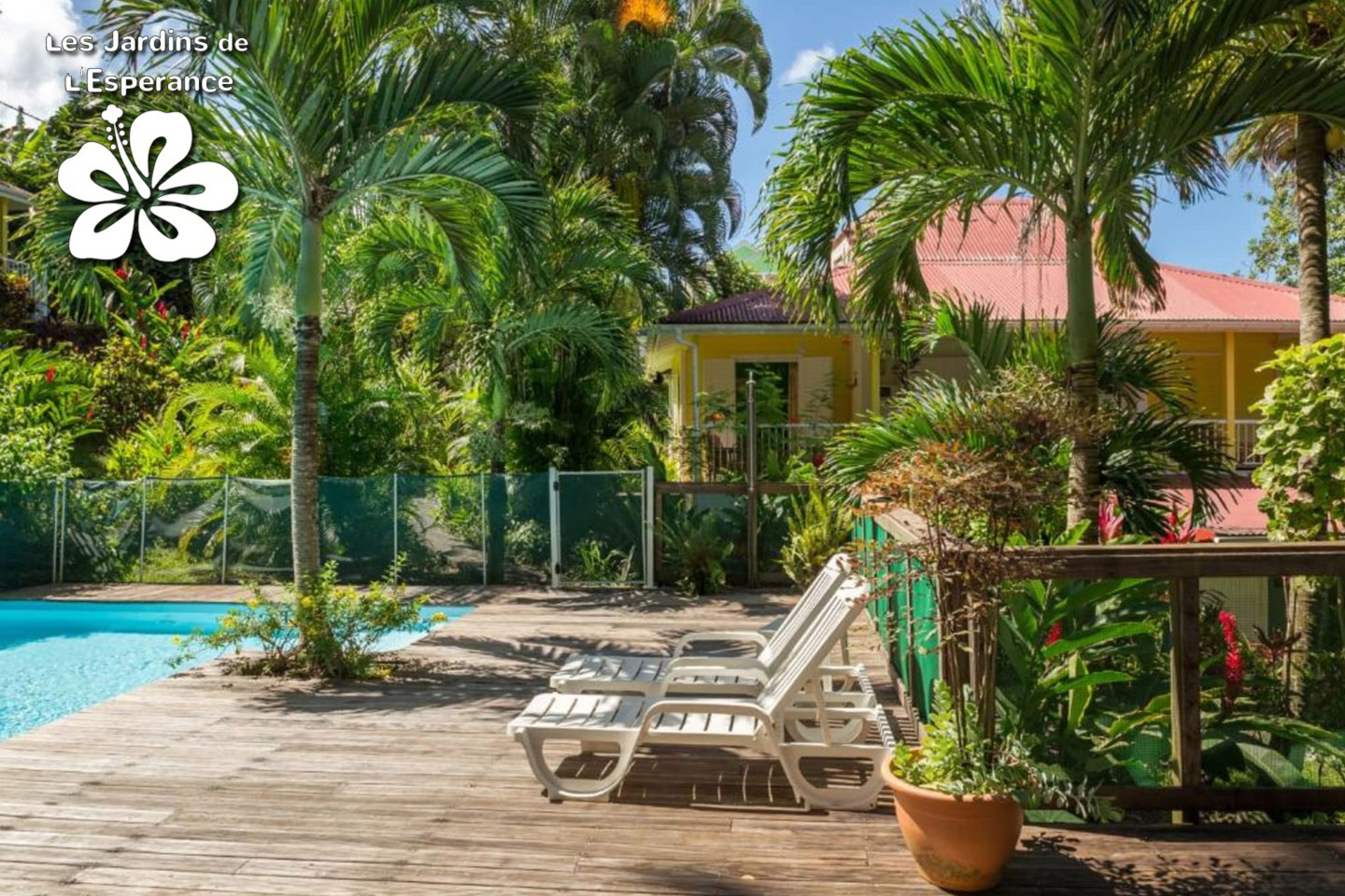 Les Jardins de l'Espérance, gîtes confortables avec piscine